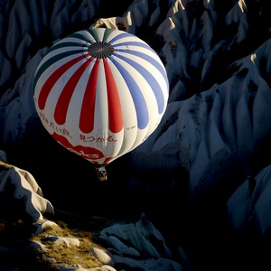 Montgolfière dans une vallée entre des collines - Turquie  - collection de photos clin d'oeil, catégorie paysages